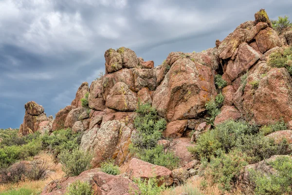 Sandstone rock formation under stormy sky — Stockfoto
