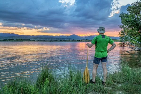 Kano paddler izlerken günbatımı — Stok fotoğraf