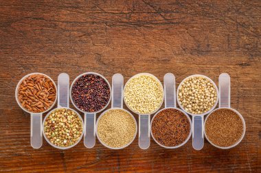 gluten free hububat - rustik ahşap üzerine kaşık toz