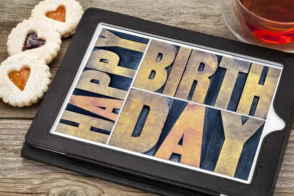 Všechno nejlepší k narozeninám na tabletu s čajem a sušenkami — Stock fotografie