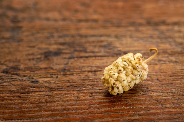 Getrocknete weiße Maulbeerfrüchte — Stockfoto