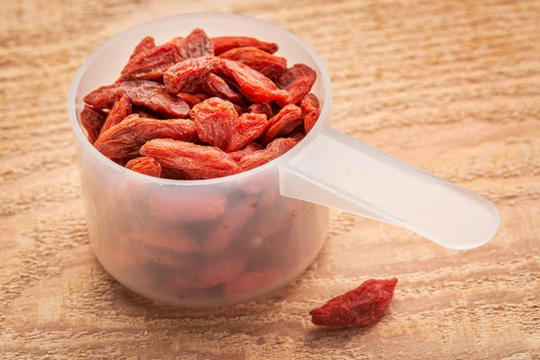 Goji-Beeren im Messlöffel — Stockfoto