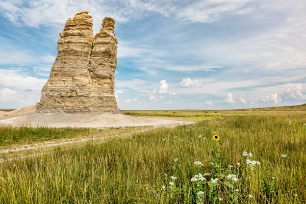 Castle Rock dans la prairie du Kansas — Photo