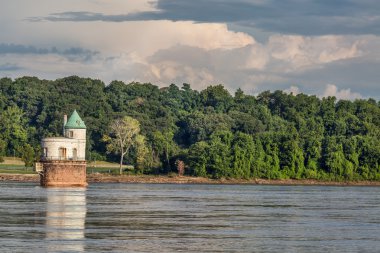 Su alımı Kulesi Mississippi Nehri üzerinde