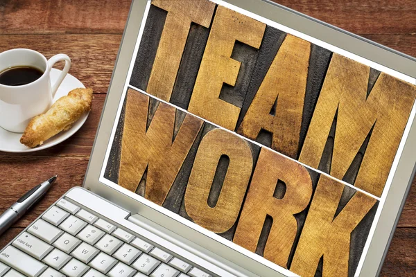 Teamwork ordet typografi på laptop — Stockfoto