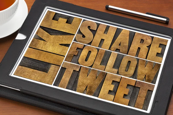 Compartir, tuitear, seguir las palabras en la tableta —  Fotos de Stock
