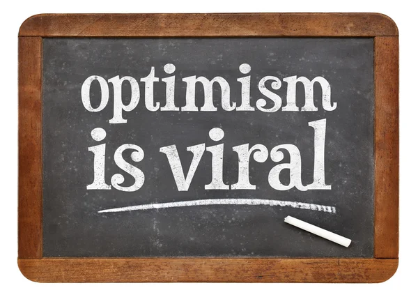 Optimismo es viral - texto en pizarra — Foto de Stock