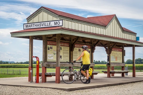 Ciclista recorriendo Katy Trail en Missouri — Foto de Stock