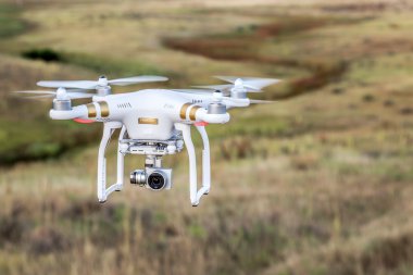 Çayır üzerinde uçan Phantome dron
