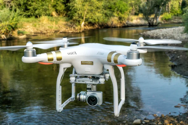 Phantom-Quadcopter-Drohne fliegt über Fluss — Stockfoto