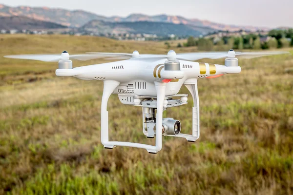 Phantom-Drohne fliegt mit Kamera — Stockfoto