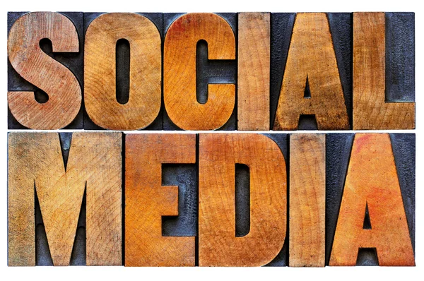Abstrato palavra mídia social em tipo de madeira — Fotografia de Stock