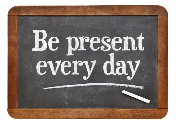 Be present every day advice on blackboard — Stock Photo, Image