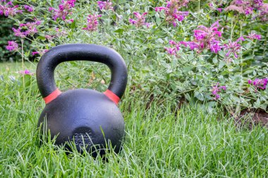 arka bahçesinde ağır kettlebell