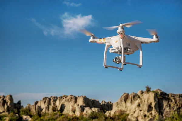 Drone, létání nad skály v Coloradu — Stock fotografie