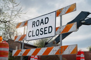 Yol kapalı - inşaat için bir iskan caddesinde işaret ve bariyer