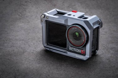 Fort Collins, CO, ABD - 26 Ekim 2025: SmallRIg metal kafesinde DJI Osmo Action 5 kamera.