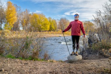 70 'li yaşlarda Fort Collins, Colorado' da Poudre nehrinin kıyısındaki yürüyüş direkleri ile yürüyüş yapmış.