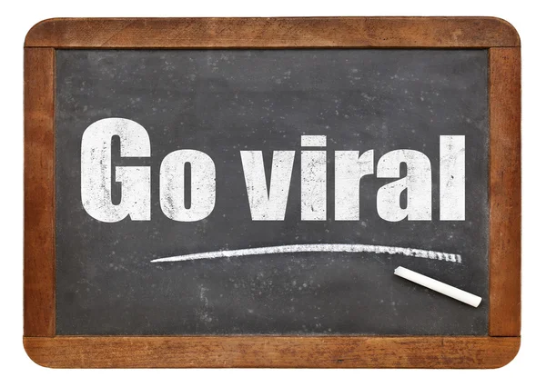 Go viral - text on blackboard — Stock Photo, Image