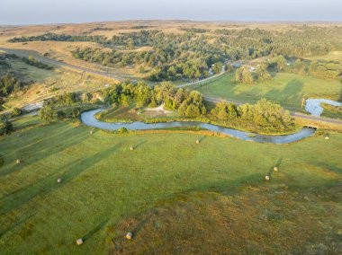 Nebraska Kum Tepeleri 'nden geçen bir nehrin üzerinde gün doğumu Mullen yakınlarındaki Orta Loup Nehri' nin havadan görünüşü.
