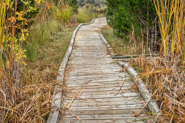 Παλιά στριμμένα boardwalk ξύλινα — Φωτογραφία Αρχείου