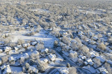 Kar fırtınasından sonra kuzey Colorado 'daki Fort Collins şehrinde kış sabahı, hava manzarası