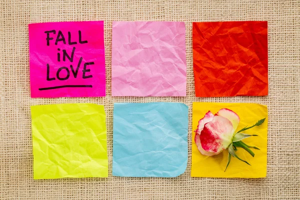 Cair no lembrete de amor em notas pegajosas — Fotografia de Stock