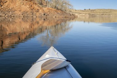 Kuzey Colorado 'daki Rocky Dağları' nın eteklerindeki At Dişi Rezervuarı. Sıcak kış manzarasındaki keşif kanosundan POV.
