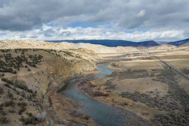Colorado 'daki Burns nehrinin aşağısında bir vadi, kış manzaralı bir hava manzarası.