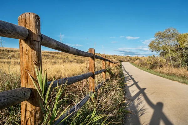 Wooden fence and bike trail — Stock Photo, Image