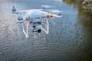 Hayalet quadcopter dron su üzerinde uçan