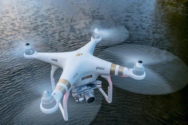Drone quadricóptero fantasma voando sobre a água — Fotografia de Stock