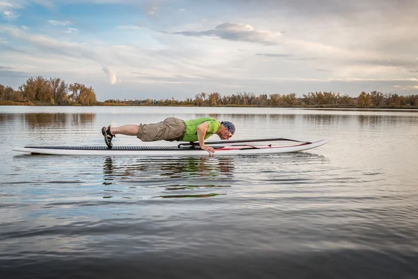 Fitness en stand up paddleboard —  Fotos de Stock