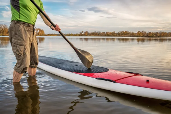 Göl kenarında paddleboard ayağa — Stok fotoğraf