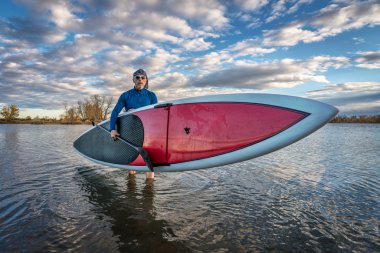 Göl kenarında paddleboard ayağa başlatılması