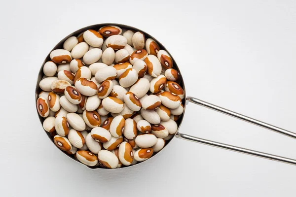 Yellow eye bean in measuring scoop — Stock Photo, Image