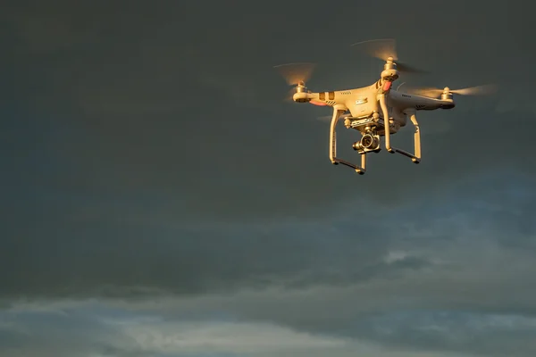 Phantom drone vliegen bij zonsopgang — Stockfoto