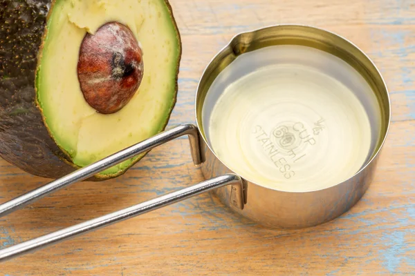 Масло авокадо в чашке — стоковое фото