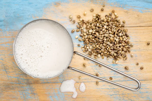 Hemp milk and seeds — Stock Photo, Image