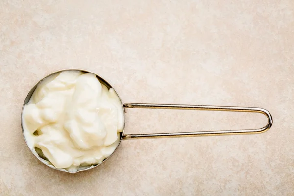 Kiszona kapusta, ogórek ogórki i jogurt — Zdjęcie stockowe