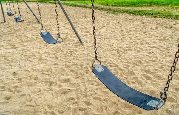 Leere Schaukeln auf dem Spielplatz — Stockfoto