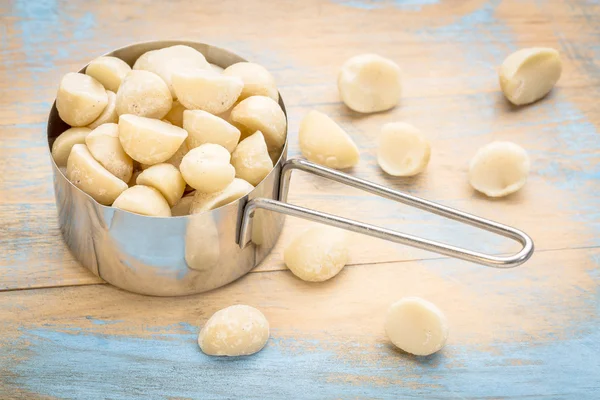 Nueces de macadamia en cuchara de metal —  Fotos de Stock