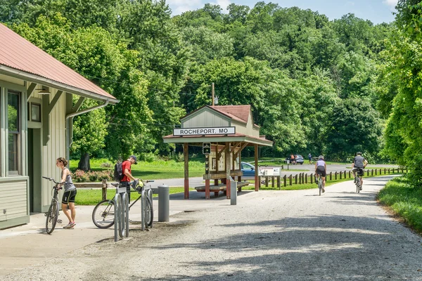 Cyclist touring Katy Trail in Missouri — Stock Photo, Image