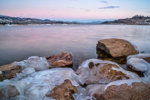 冬の夜明け山湖の上 — ストック写真