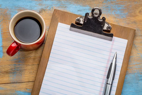 Papel en blanco en el portapapeles y el café — Foto de Stock