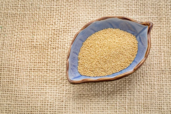 Амарантове зерно в невеликій мисці — стокове фото