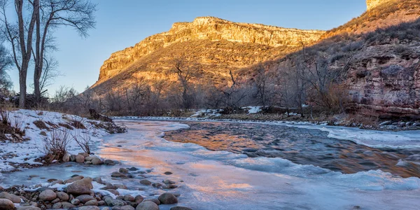 Atardecer de invierno sobre el río Poudre — Foto de Stock