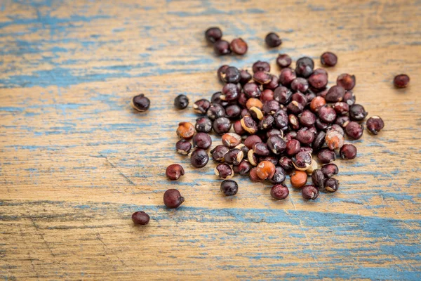 Grano de quinua negro sobre madera —  Fotos de Stock