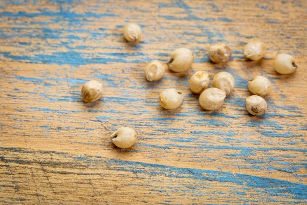 Grano di sorgo su legno — Foto Stock