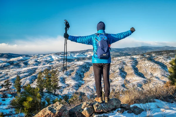 Invierno senderismo Montañas Rocosas estribaciones — Foto de Stock